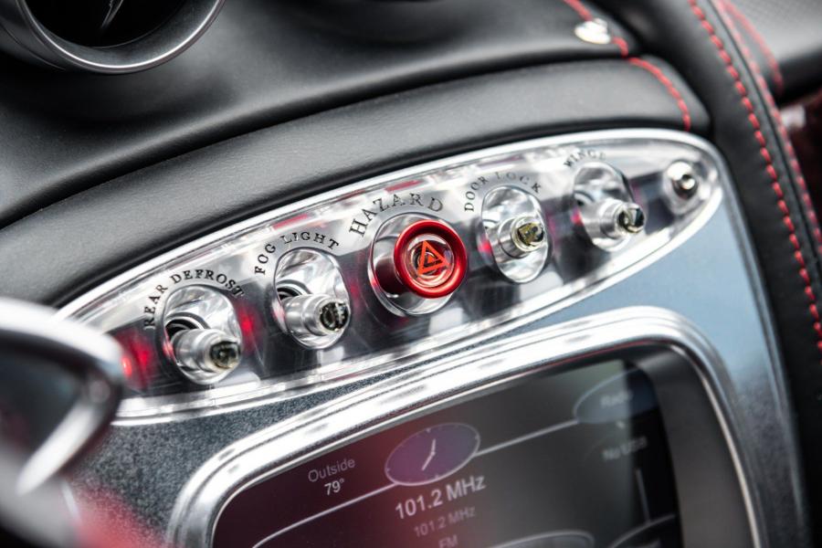 Детали интерьера Pagani Huayra Red Carbon 2014 года  (фото 10 из 26)
